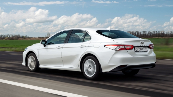 Выделяем базовый среди обновлённых седанов Toyota Camry Выделяем базовый среди обновлённых седанов Toyota Camry