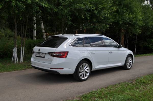 Skoda SuperB Combi: семейные ценности и никакого хулиганства Skoda SuperB Combi: семейные ценности и никакого хулиганства