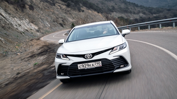 Выделяем базовый среди обновлённых седанов Toyota Camry Выделяем базовый среди обновлённых седанов Toyota Camry