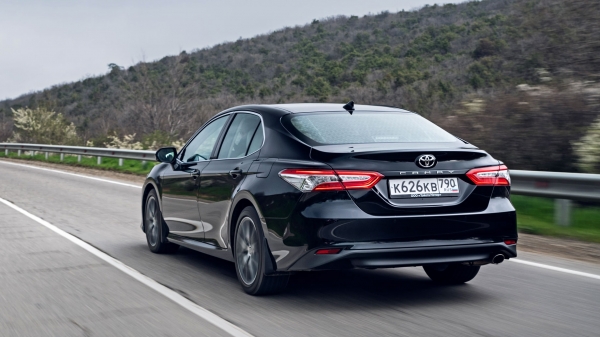 Выделяем базовый среди обновлённых седанов Toyota Camry Выделяем базовый среди обновлённых седанов Toyota Camry