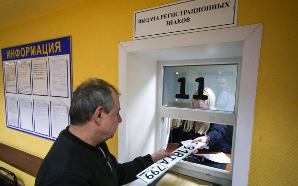 
            Госдума согласилась упростить регистрацию машин в ГИБДД
        