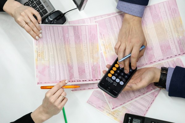 «Цена полиса для молодых водителей стала заоблачной». Сколько теперь стоит ОСАГО 