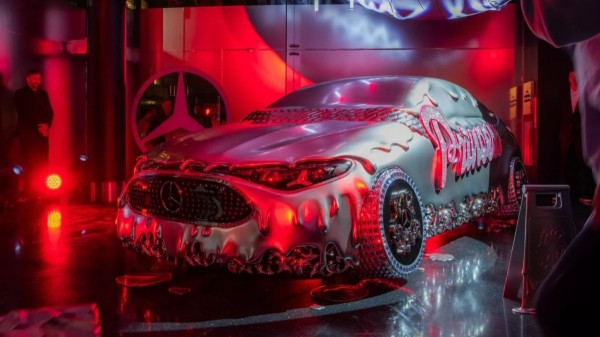 В Нью-Йорке показан «плавленый» арт-кар Mercedes-Benz CLA
