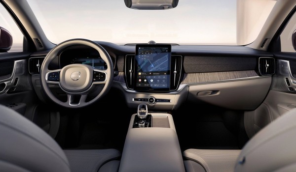 Седан Volvo S90 обновлен во второй раз (но не для всех)