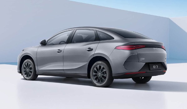 Новый доступный седан BYD e7: специально для таксопарков