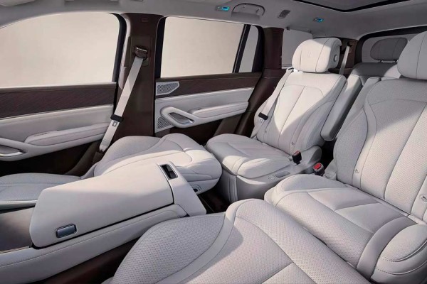 В Китае стартовали продажи 5,2-метрового кроссовера Denza N9