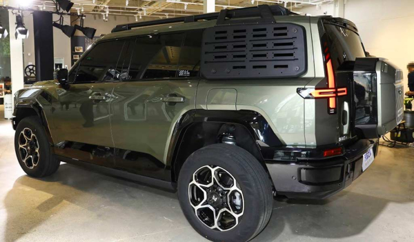 Китайцы из Dongfeng показали брутальный гибридный вездеход M-Hero M817 Китайцы из Dongfeng показали брутальный гибридный вездеход M-Hero M817