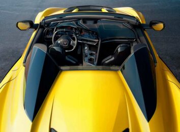2026 Corvette C8 сохранил прежнюю внешность, но получил новый салон