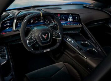 2026 Corvette C8 сохранил прежнюю внешность, но получил новый салон