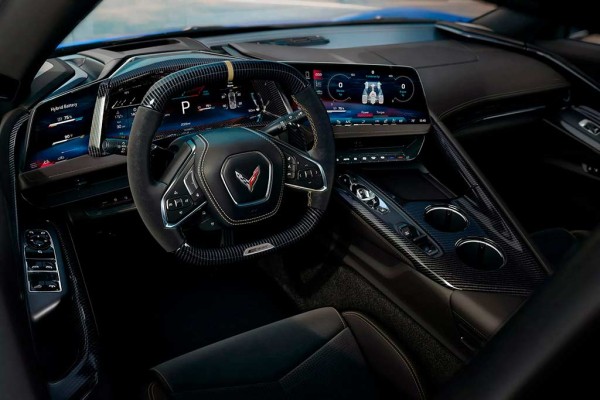 2026 Corvette C8 сохранил прежнюю внешность, но получил новый салон