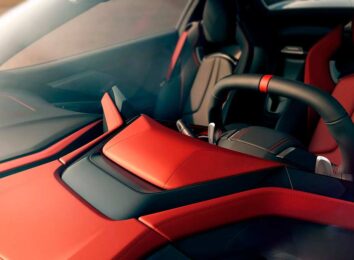 2026 Corvette C8 сохранил прежнюю внешность, но получил новый салон