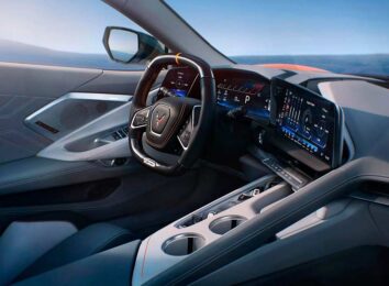 2026 Corvette C8 сохранил прежнюю внешность, но получил новый салон
