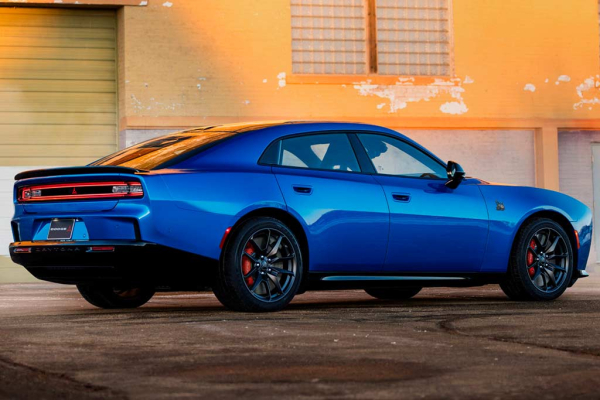Электрический Dodge Charger Daytona получил пятидверную модификацию Электрический Dodge Charger Daytona получил пятидверную модификацию