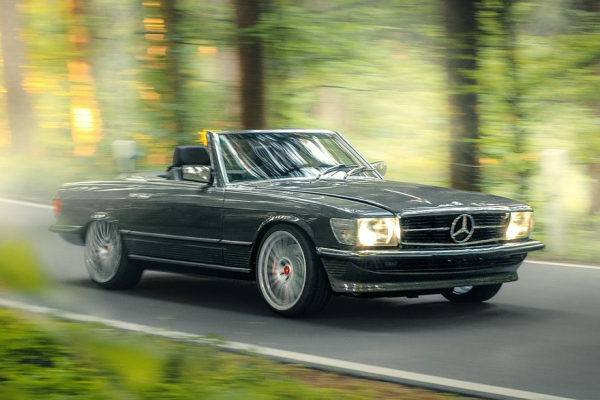 Тюнеры переходят на классику: рестомод от Pogea на базе Mercedes-Benz SL поколения R107