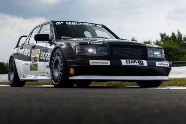 Рестомод HWA Evo превратился в марафонский гоночный болид Рестомод HWA Evo превратился в марафонский гоночный болид