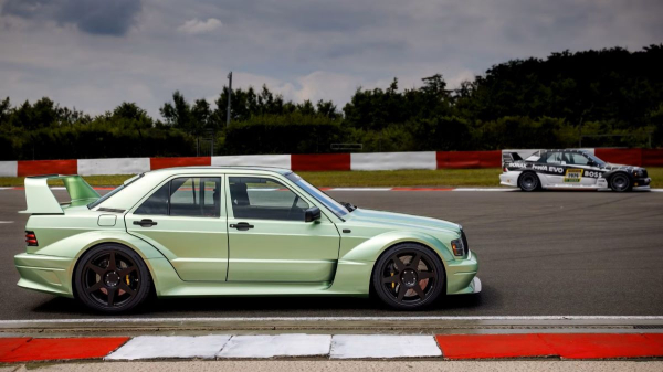 Рестомод HWA Evo превратился в марафонский гоночный болид Рестомод HWA Evo превратился в марафонский гоночный болид