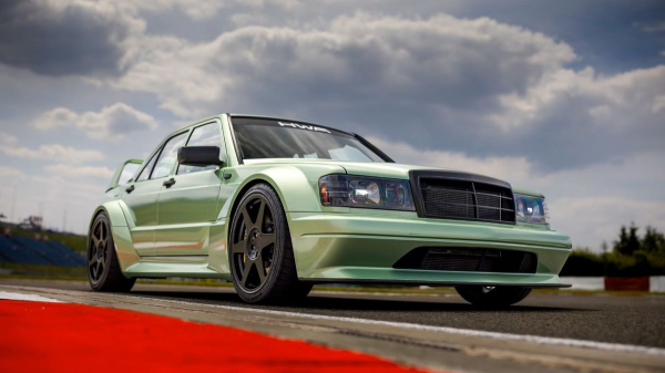 Рестомод HWA Evo превратился в марафонский гоночный болид Рестомод HWA Evo превратился в марафонский гоночный болид