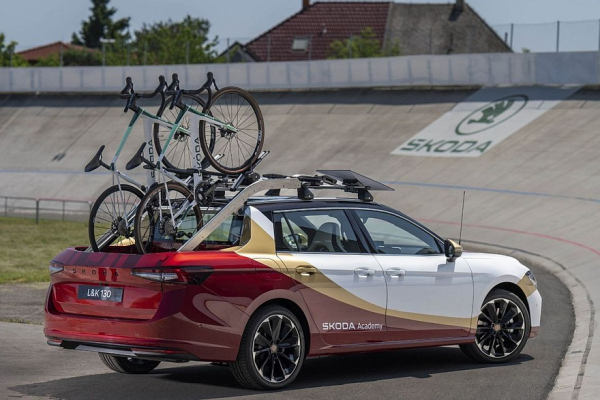 Skoda Superb превратили в пикап со сдвижной пассажирской дверью