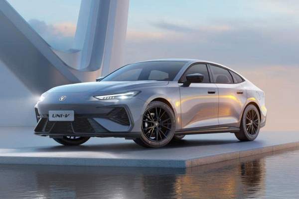 Лифтбек Changan Uni-V масштабно обновлен Лифтбек Changan Uni-V масштабно обновлен
