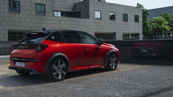 Представлен серийный хот-хэтч Lancia Ypsilon HF Представлен серийный хот-хэтч Lancia Ypsilon HF