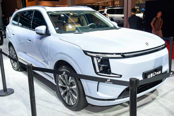 Новый Jetour X70 выйдет на рынок в бензиновом и гибридном исполнениях