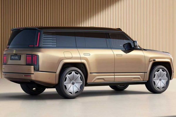 Внедорожник YangWang U8L: удлиненная модификация с золотыми шильдиками