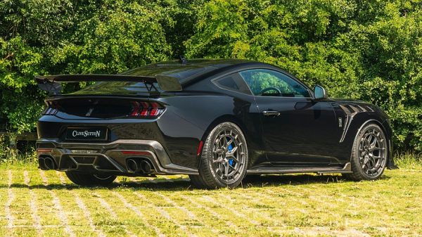 Ford Mustang Dark Horse от Clive Sutton: американская «лошадка» в британском тюнинге