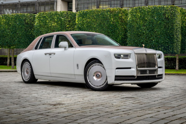Rolls-Royce Phantom Dentelle примерил кружевной интерьер