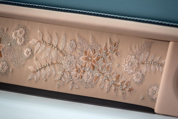 Rolls-Royce Phantom Dentelle примерил кружевной интерьер
