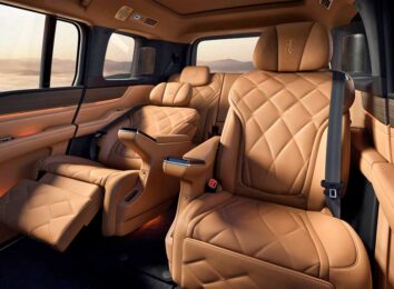 Внедорожник YangWang U8L: удлиненная модификация с золотыми шильдиками