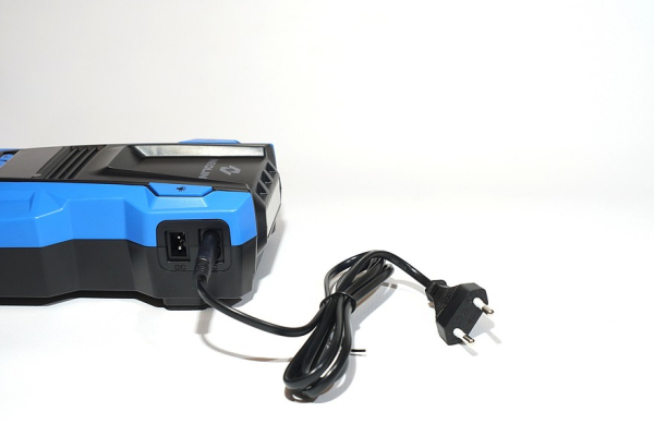 «И от 12, и от 220!»: обзор необычного автокомпрессора Neoline DELA-X