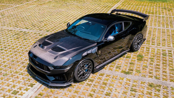 Ford Mustang Dark Horse от Clive Sutton: американская «лошадка» в британском тюнинге