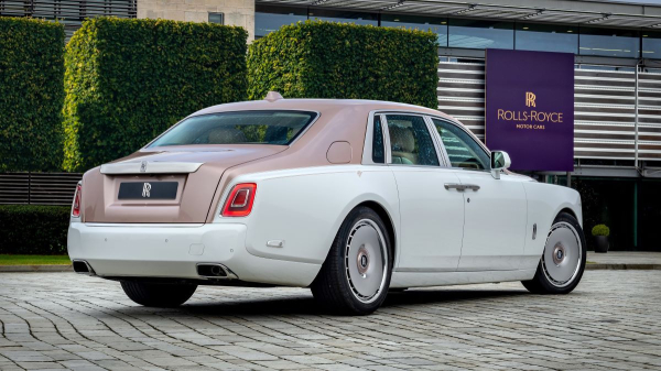 Rolls-Royce Phantom Dentelle примерил кружевной интерьер