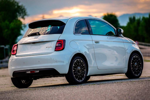 Fiat 500 Hybrid: актуальная версия «пятисотки» получила гибридное исполнение