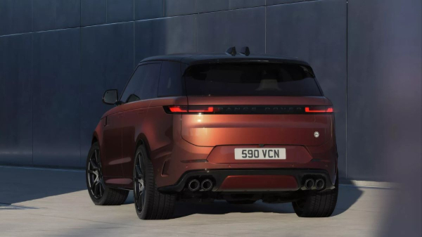 Range Rover Sport SV обрел облегченную спецверсию