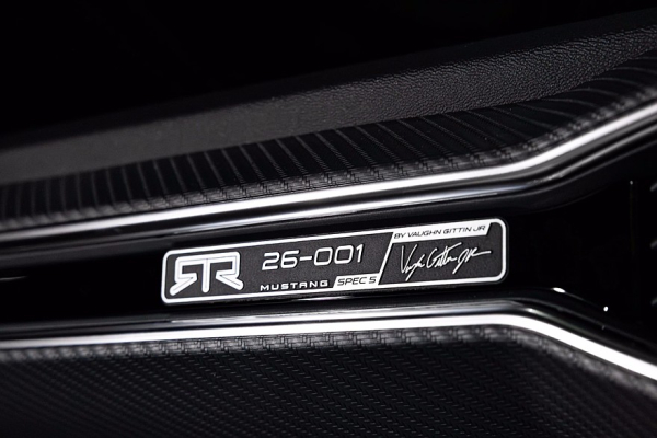 Ford Mustang RTR Spec 5: карбоновый обвес в стиле киберпанк, 882 л.с., можно выбрать МКП