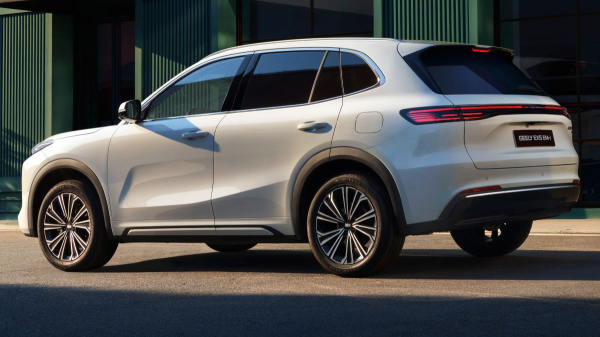 Кроссовер Geely EX5 в России: теперь и гибрид