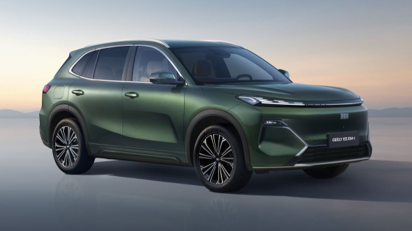 Кроссовер Geely EX5 в России: теперь и гибрид