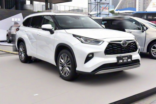 Кроссовер Toyota Highlander обрел новый интерьер