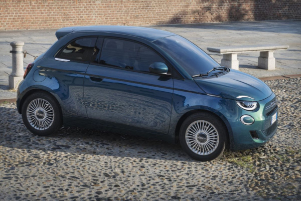 Новый бензиновый Fiat 500 выходит на рынок