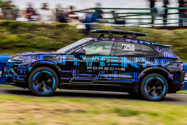 Немцы рассекретили салон электрического кроссовера Porsche Cayenne Electric