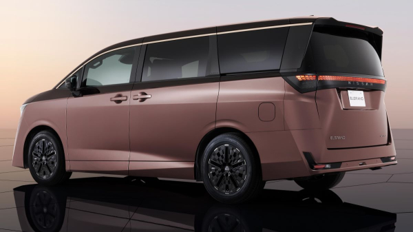 Показан минивэн Nissan Elgrand четвертого поколения Показан минивэн Nissan Elgrand четвертого поколения