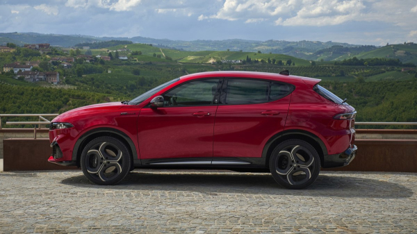 Кроссовер Alfa Romeo Tonale обновлен снаружи и внутри