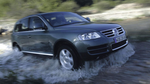 Топливный Volkswagen Touareg приготовился уехать в закат