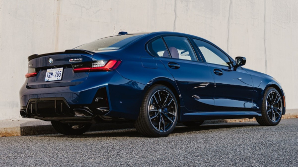 Американские BMW третьей серии принарядились к полувековому юбилею Американские BMW третьей серии принарядились к полувековому юбилею