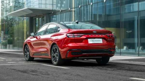 Обновленный Ford Mondeo стал мощнее и обрел классические фары