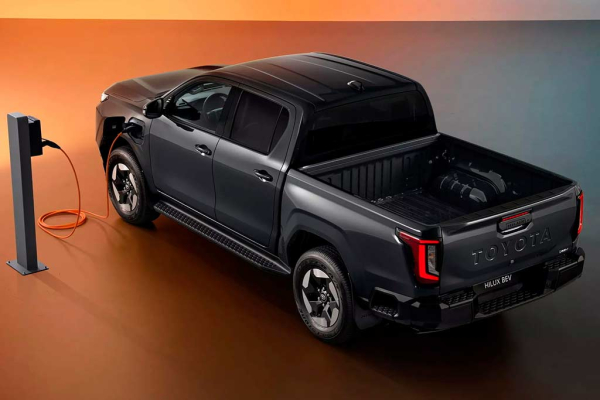 Пикап Toyota Hilux девятого поколения получил электрическую силовую установку