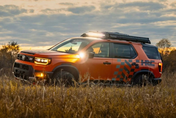 Показаны внедорожная Honda Passport HRC и раллийный Civic Type R Показаны внедорожная Honda Passport HRC и раллийный Civic Type R