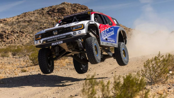 Показаны внедорожная Honda Passport HRC и раллийный Civic Type R Показаны внедорожная Honda Passport HRC и раллийный Civic Type R