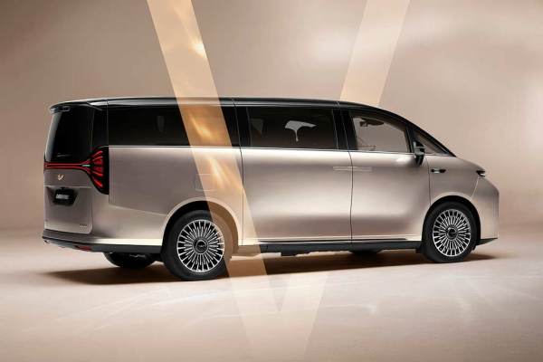 Компания Geely рассекретила гибридный минивэн Galaxy V900 Компания Geely рассекретила гибридный минивэн Galaxy V900